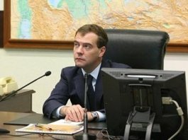 Медведев ограничит возраст чиновников 60 годами
