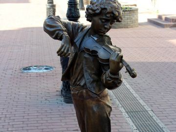 Скульптуру мальчика-скрипача вернут на Большую Покровскую к Новому году