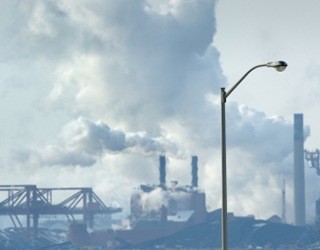 Загрязнение атмосферы промышленными предприятиями нужно сократить