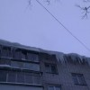 Крыши домов очищают от наледи альпинисты