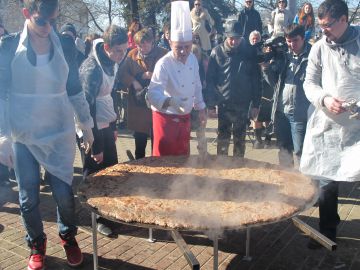 Гигантскую мясную лепешку испекли сербские повара в Нижнем Новгороде