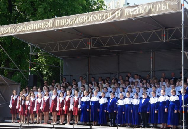 Хоровые коллективы Нижнего Новгорода выступили в честь Дня славянской письменности и культуры на театральной площади
