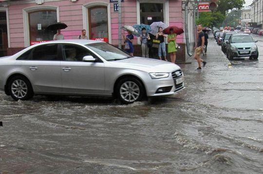 Многие улицы оказались затоплены из-за проливного дождя в Нижнем Новгороде утром в пятницу, 26 июня
