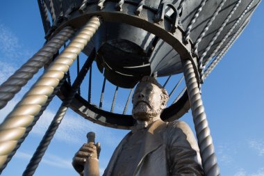 На набережной Федоровского появился памятник французскому писателю Жюлю Верну