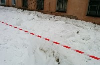 Нижегородка, на которую упала снежная глыба, скончалась в больнице