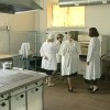 Тридцать сотрудников пищеблоков нижегородских детских лагерей отстранило от работы управление Роспотребнадзора с начала этого лета