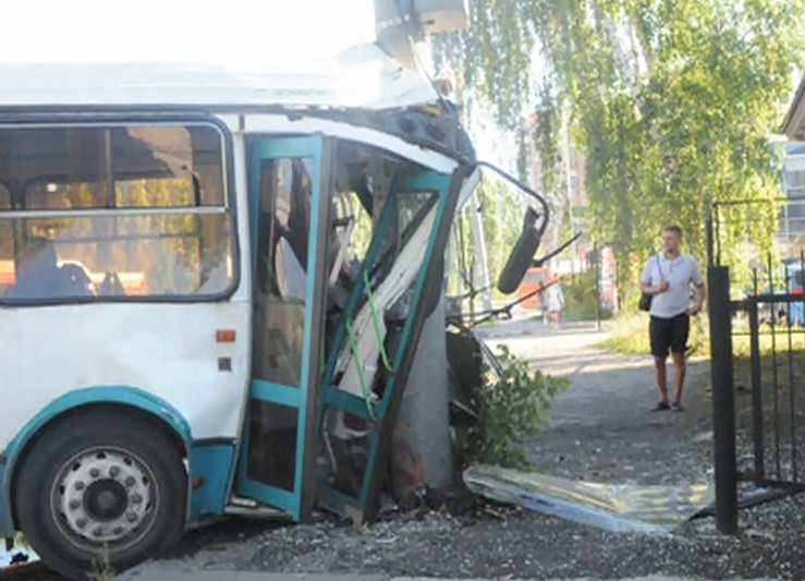 Пять человек пострадали в результате наезда автобуса на столб в Нижнем Новгороде.