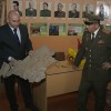Две каски времен Великой Отечественной войны передали поисковики в музей поста №1