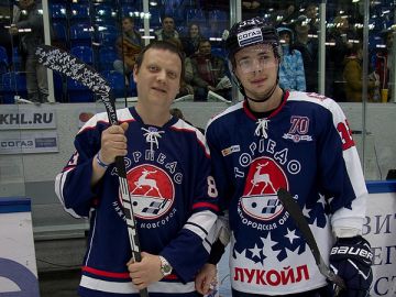 Торпедовец Кирилл Воробьев подарил хоккейную клюшку болельщику Алексею Цыпленкову