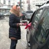 Автовладельцам, соблюдающим правила дорожного движения, вручили памятные сувениры сотрудницы ГИБДД и представители общественности