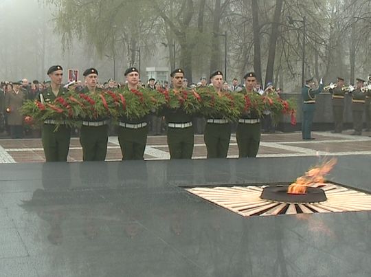 В Нижегородском Кремле сегодня возлагают цветы к Вечному огню