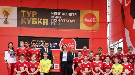 В воскресенье в Нижний Новгород прибыл кубок FIFA ЧМ-2018 по футболу