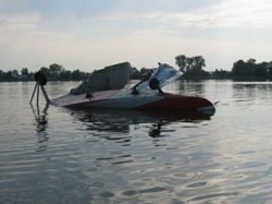 Самолет сел на воду из-за отказа двигателя