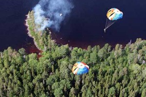 Тушившие лесные пожары парашютисты получили награды