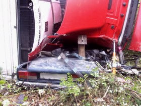 В Нижнем Новгороде опрокинувшийся грузовик раздавил легковушку