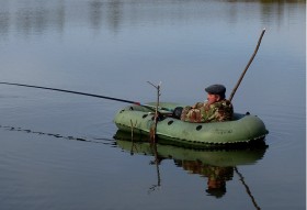 На Волге баржа столкнулась с рыбацкими лодками