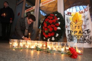 Россияне скорбят о жертвах теракта в московском аэропорту