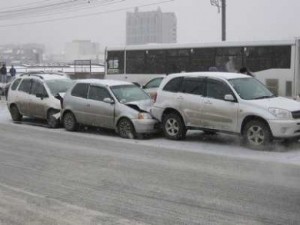 Первый зимний снегопад в Нижнем Новгороде мгновенно сказался на движении транспорта