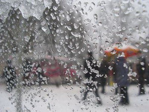 Из-за обильного снегопада сильно осложнилась ситуация на дорогах города и области