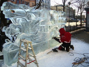 Ледяная скульптура дракона появилась на площади Жукова