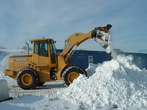 Ежедневно с улиц города коммунальные службы вывозят около пятнадцати тонн снега