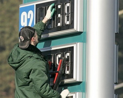 Прокуратура и ФАС договорились о совместной борьбе с ценами на топливо