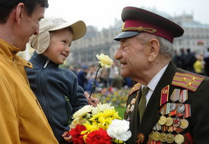 Более трех тысяч школьников и студентов прошли колонной от площади имени Киселева к Парку Славы на Автозаводе