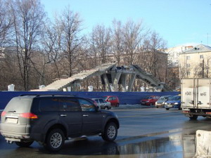 Рабочие приступили к остеклению каркаса надземного пешеходного перехода на проспекте Гагарина в районе остановки «Университет»