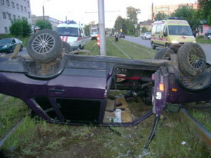 «Жигули» перевернулись на трамвайных путях в Дзержинске