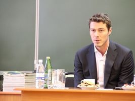 Инвалиды-колясочники в обществе известного спортсмена и депутата государственной Думы Марата Сафина сегодня проверили, насколько доступна окружающая среда для людей с ограниченными возможностями