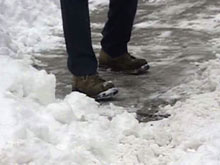 Более ста пятидесяти человек пострадало от гололеда в минувшие выходные