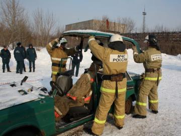 Команды из двадцати федеральных и областных подразделений пожарной охраны области соревновались в ликвидации последствий ДТП
