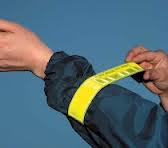 Светоотражающие наклейки подарили сегодня воспитанникам 95-й коррекционной школы сотрудники Госавтоинспекции