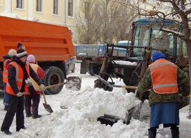 Олег Кондрашов запретил ДУКам отгораживать тротуары у домов, если на крышах не ведутся работы