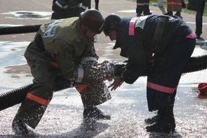 Двадцать восемь команд со всего региона сегодня на стадионе «Старт» приняли участие в смотре-конкурсе на звание лучшей добровольной пожарной дружины