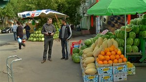 Нижегородские полицейские собирают арбузы и дыни с трасс