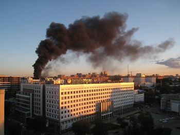 В центре города загорелся многоквартирный жилой дом