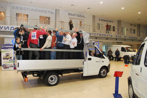 В Нижнем Новгороде установили мировой рекорд по вместимости автомобиля «ГАЗель Next» - на борт грузового авто смогли подняться семьдесят человек!