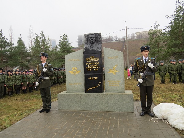 Памятный мемориал командующему воздушно-десантными войсками, герою Советского Союза генералу армии Василию Маргелову сегодня открыли в Парке Победы