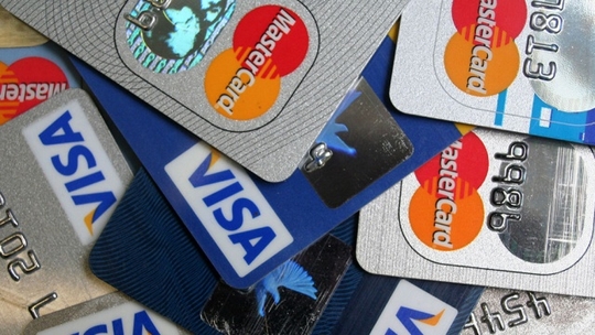 Крупнейшие международные платёжные системы «Виза» и «Мастеркард» без всякого уведомления прекратили обслуживание пластиковых карт нескольких российских банков