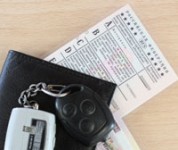 В России началась выдача водительских удостоверений нового образца