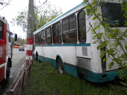 В Автозаводском районе пассажирский автобус врезался в столб