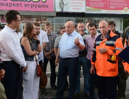 Нижегородские блоггеры, участники автофорума решили сами оценить качество ремонта дорожного полотна и попросили главу региона Валерия Шанцева взять их с собой в объезд