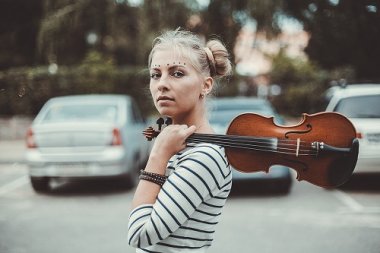 Cкрипачка Anny Ly выступит на водной сцене Рыба