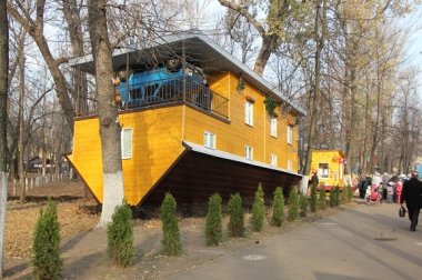 В парке им. 1 Мая появился «Дом вверх дном» | Нижегородская государственная  областная телерадиокомпания ННТВ