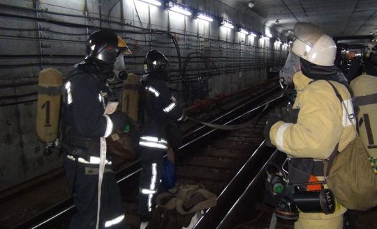 17 единиц техники, сто сотрудников МЧС были стянуты ночью к станции метро Горьковская