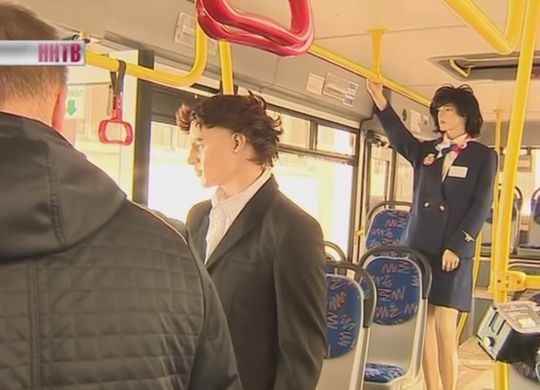 Человек держится за поручень в автобусе