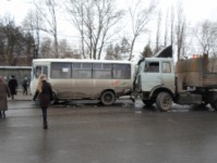 На проспекте Гагарина столкнулись большегруз, «маршрутка» и автобус