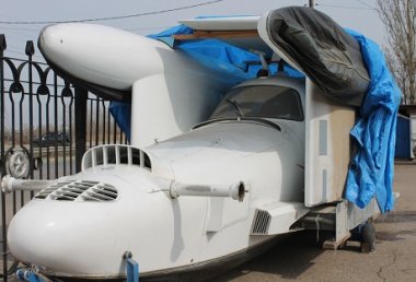 В Парке Победы появился новый экспонат - пятиместный катер-экраноплан