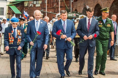 В полдень цветы и венки к Вечному огню возложили воспитанники лагеря «Хочу стать десантником», а также глава Нижнего Новгорода Олег Сорокин и заместитель Председателя областного Законодательного собрания Евгений Морозов